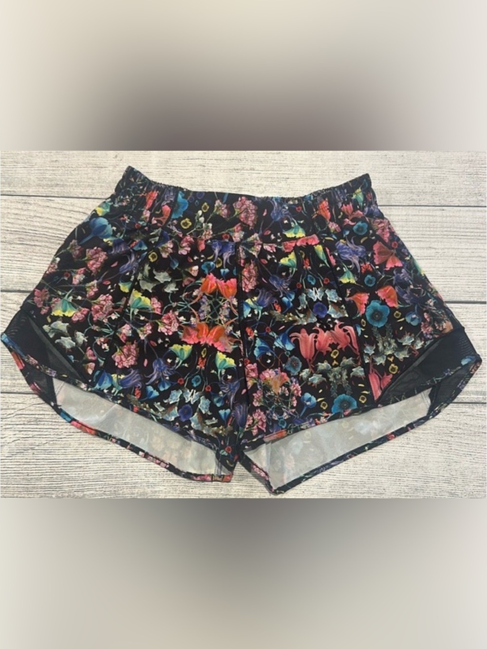 Women's Lululemon Hotty Hot Low-Rise Lined Short Size 0